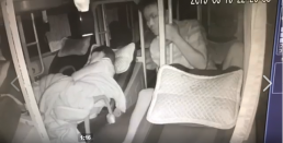 Đang say giấc trên xe giường nằm, cô gái bị khách nam bò sang giở trò '2 ngón'