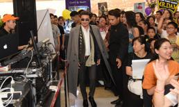 Fan Hà Nội vây kín 'Ông hoàng nhạc Việt' Mr Đàm tại trung tâm thương mại