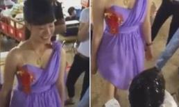 Bị thanh niên luồn tay vào váy, sờ soạng khắp người phù dâu vẫn thản nhiên tươi cười vui vẻ