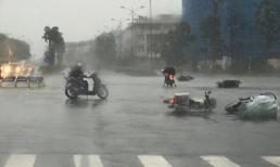 Bão số 2 cách đất liền 240km, Hà Nội xuất hiện mưa dông, gió giật mạnh