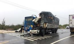 Xe tải bay đầu sau cú tông xe khách, nhiều hành khách nhập viện