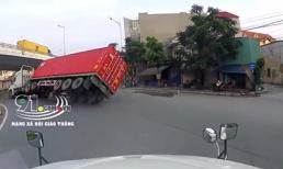 Thấy đường vắng, tài xế xe đầu kéo vào cua tốc độ cao khiến thùng container lật nhào