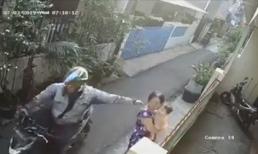 Tên cướp giật dây chuyền khiến người phụ nữ bế con nhỏ ngã đập đầu xuống đất gây phẫn nộ
