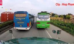 2 xe khách ngang nhiên dừng đỗ giữa quốc lộ, mặc xe sau nhấn còi xin vượt