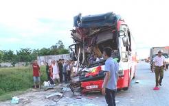 Thông tin mới vụ xe khách vào Cửa Lò nghỉ mát tông đuôi container, 15 người thương vong