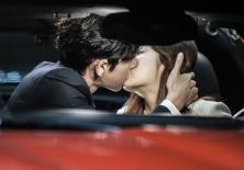 Rủ nhau đổi gió trên ô tô, ngờ đâu cặp vợ chồng trẻ bị chen ngang bởi 1 nhân vật không thể đối phó