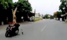 'Quái xế' chạy xe Airblade tông trọng thương thượng uý CSGT khi đang làm nhiệm vụ