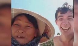 Cô bán hàng rong gây 'bão' với màn chào mời tiếng Anh khiến khách Tây cười ngặt nghẽo