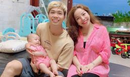 Không chỉ đá bóng giỏi, Công Phượng còn được khen khéo khi bế nựng con trai Minh Chuyên