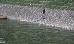 Sông Tô Lịch đổi màu xanh mát như Hồ Tây, cần thủ thích thú đến câu cá