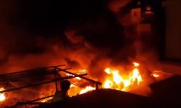 Cháy chợ ngùn ngụt trong đêm ở Đắk Lắk, gần 50 ki-ốt bị thiêu rụi thành tro