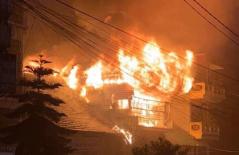 Cháy lớn gần trung tâm y tế thị trấn Sapa, nhiều du khách và người dân hoảng loạn