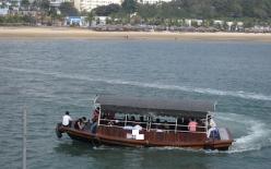 Tàu du lịch Hạ Long bị cấm xuất cảng do nghi quay trộm khách tắm 