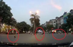 3 mẹ con rượt đuổi nhau trên phố đông khiến nhiều tài xế được phen thót tim