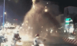 Cố chạy qua cột nước phun cao như vòi rồng giữa phố, nhiều người được tắm bùn miễn phí