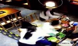 Bắt gặp vợ đi ăn với bạn, chồng nổi máu ghen hất cả nồi lẩu đang sôi vào mặt nam thanh niên