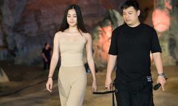 Chẳng cần phấn son, Tiểu Vy vẫn “hớp hồn” người đối diện bởi nhan sắc ngọt ngào