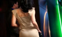 Vợ đi du lịch cùng công ty chồng, nửa đêm thấy chồng lén lút ra bãi biển và cảnh tượng kinh hoàng hé lộ bí mật chồng giấu kín từ lâu