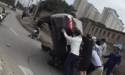 Người dân xúm lại lật xe Camry gặp nạn để cứu tài xế