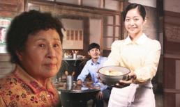 Hở ra là mẹ chồng so sánh rồi khen con dâu hàng xóm, nửa tháng nay bà nằm liệt giường cần người đổ bô, tôi cười: 'Dâu nhà mình bận rồi'