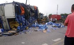 Lật xe tải chở nước ở Hải Dương, nhiều người thương vong