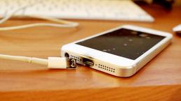 Dùng điện thoại lúc đang sạc, người mẹ trẻ bị điện giật tử vong