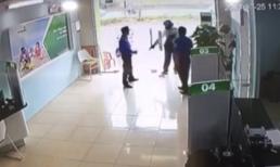 Video: Cướp rút súng bắn bảo vệ Vietcombank Nghi Sơn