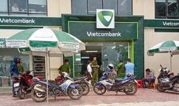 Súng nổ liên tiếp khi cướp xông vào ngân hàng Vietcombank ở Thanh Hóa