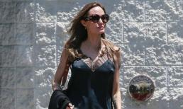 Đã mặc đồ lụa satin mỏng manh, Angelina Jolie còn táo bạo thả rông khi đi làm đẹp