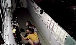 Lén lút trộm giày phòng bên, 2 gái xinh muối mặt bỏ đi khi thấy camera an ninh 