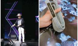 Sơn Tùng M-TP 'chơi lớn' tặng luôn đồ hiệu trên người, tự tin giao tiếp tiếng Anh cùng fan quốc tế