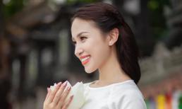 MC Vân Hugo duyên dáng khi diện áo dài