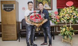 Việt Anh xuất hiện với ngoại hình khác lạ trong tiệc sinh nhật ông bầu Quang Cường