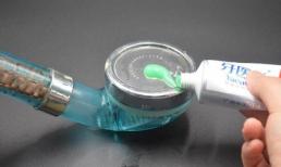 Bóp kem đánh răng lên miệng vòi hoa sen, tác dụng thần kì mà không phải ai cũng biết