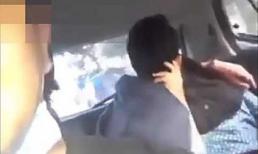 Cặp đôi vô tư diễn 'cảnh nóng' trên taxi, tài xế bức xúc quay lại rồi phát tán lên mạng