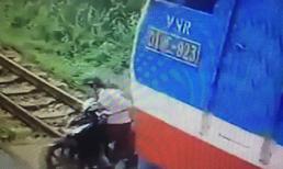 Clip ghi lại cảnh cô gái trẻ băng qua đường sắt bị tàu SE12 tông tử vong