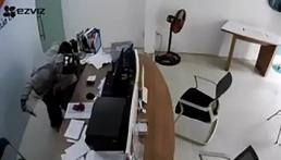 Bắt giữ tên cướp kề dao vào cổ nữ nhân viên cửa hàng Viettel ở TP.HCM