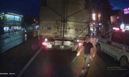 Bị tài xế xe tải buông lời thách thức, lái xe cứu thương liền cầm dao xuống thị uy