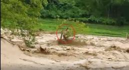Giải cứu người đàn ông cheo leo trên ngọn cây giữa dòng lũ dữ ở Thanh Hoá