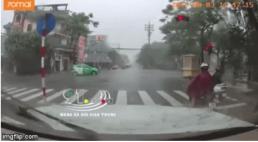 Vượt đèn đỏ giữa trời mưa bão, nữ tài xế bị taxi hất văng xuống đường