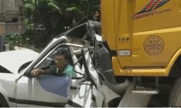 'Xế hộp' bị kẹp nát giữa xe ben và hung thần container, tài xế vẫn tỉnh táo thò đầu ra xem cứu trợ