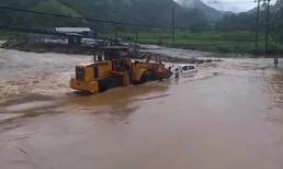 'Xế hộp' bị cuốn trôi khi cố băng qua dòng lũ dữ, tài xế mở cửa thoát nạn trong gang tấc