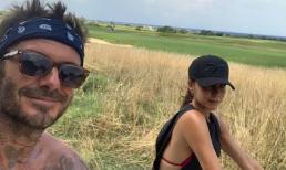 Vợ chồng David Beckham rủ nhau khoe da thịt trong chuyến du lịch Ý với 4 con 