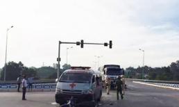 Xe cứu thương trở quan tài đâm xe máy khiến 2 người nguy kịch