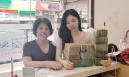 Vừa khóc lóc bán nhà để chữa bệnh ung thư cho bố, Thanh Bi gây tò mò khi mang cọc tiền 'khủng' đi tậu nhà mới