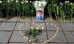 Hoa trắng và nến tưởng niệm bé lớp 1 ở cổng trường Gateway