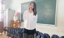 Lan Khuê lại giấu bầu với sơ mi và chân váy xếp li như sinh viên đi làm từ thiện cùng mẹ dù bầu hơn 6 tháng