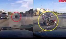 Hoảng sợ khi nghe ô tô bấm còi liên tục, nữ 'ninja' bỏ xe chạy lấy người