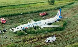 Máy bay Nga hạ cánh khẩn cấp xuống ruộng ngô do đâm phải chim