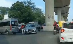 Cố luồn lách qua ngã ba, tài xế xe ôm công nghệ kéo toác đầu taxi rồi bỏ chạy